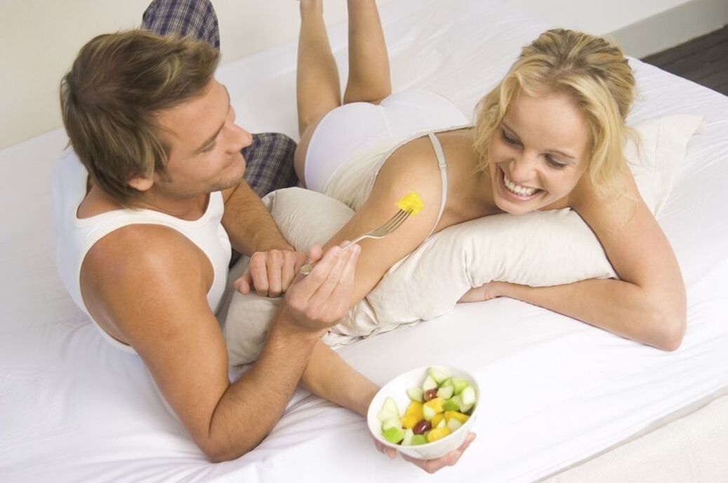 女性と男性は効力のためにサラダを食べる